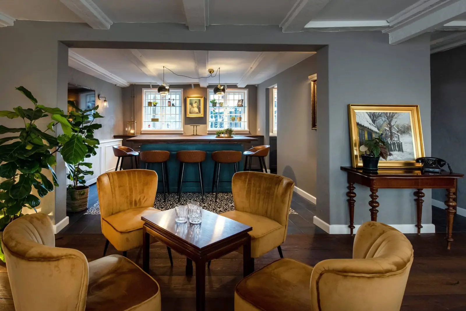 Loungeområde med barbord og lænestole i No36